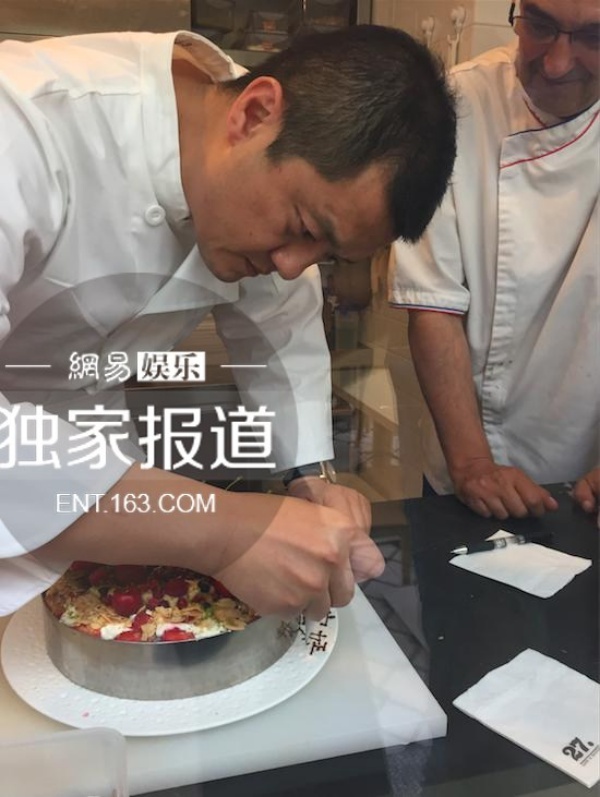 Lý Á Bằng chăm sóc con gái cẩn thận. Anh cũng thay Vương Phi đều hành quỹ từ thiện Tìm lại nụ cười.