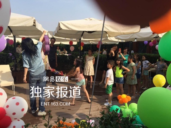 Diva Hong Kong chủ yếu dành thời gian ngoài sân, trong khi Á Bằng chỉ chăm chú làm bánh phía trong. Cả hai hầu như không tiếp xúc. Có tin đồn, Tạ Đình Phong không thích buổi gặp gỡ này vì lo lắng “tình xưa nghĩa cũ”. 