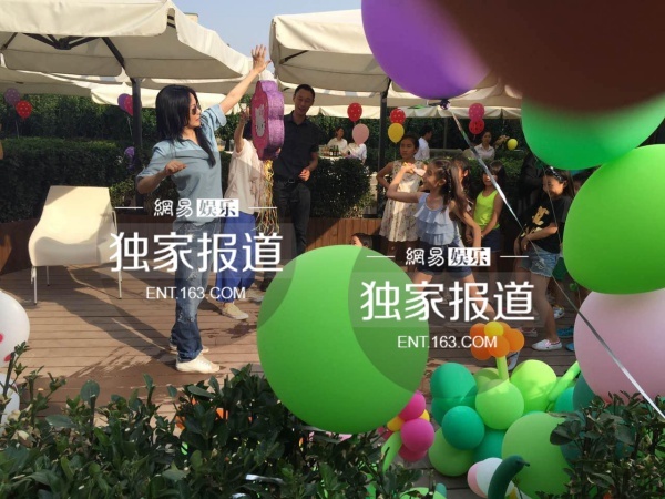 Ngày vui của con gái, Vương Phi không hề bỏ lỡ. Cô có mặt khá muộn, ăn mặc giản dị và chơi đùa cùng các cô cậu nhỏ.