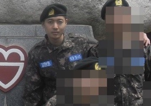 Guong mat met moi cua Kim Hyun Joong trong quan ngu hinh anh