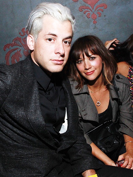 Anh trai của Samantha là Mark Ronson là DJ có tiếng trong giới. Chàng DJ điển trai này từng có mối tình lãng mạn với nữ diễn viên xinh đẹp Rashida Jones. Vào ngày sinh nhật thứ 27 của bạn gái, Mark đã ngỏ lời cầu hôn bằng cách sắp xếp một trò chơi ô chữ xếp thành câu hỏi “Em sẽ cưới anh chứ?”. 