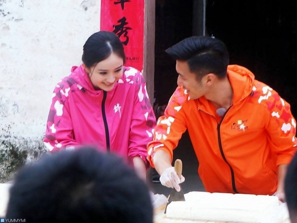 Dương Mịch từng tâm sự hâm mộ Tạ Đình Phong. Mối quan hệ giữa hai người vì thế khá tốt đẹp. Họ phối hợp ăn ý và vui vẻ trong suốt buổi.