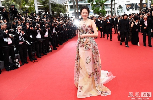 Sina cho rằng, nếp nhăn xuất hiện trên gương mặt Thư Kỳ chỉ càng tôn vẻ đẹp tự nhiên, không 