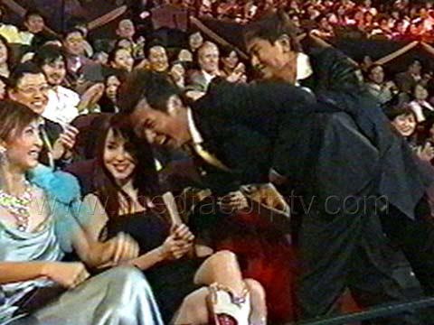 Trong lễ trao giải Star Awards tại Singapore, một đồng nghiệp cố tình đẩy Lý Minh Thuận về phía Phạm Văn Phương.