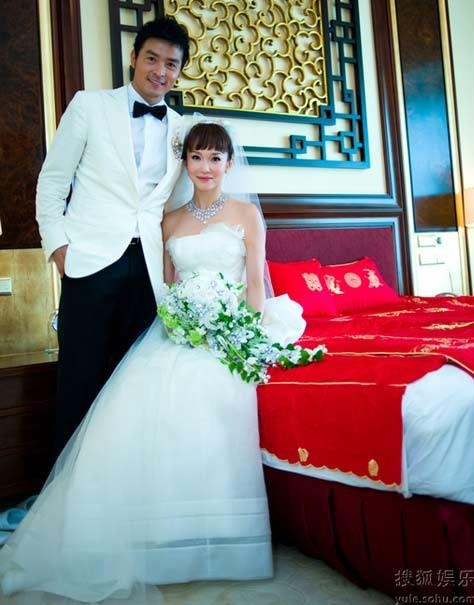 Ngày 29/9/2009, họ tổ chức đám cưới. Hôn lễ được truyền hình trực tiếp trên đài CH8. Đây là sự kiện lớn nhất năm của showbiz Singapore.