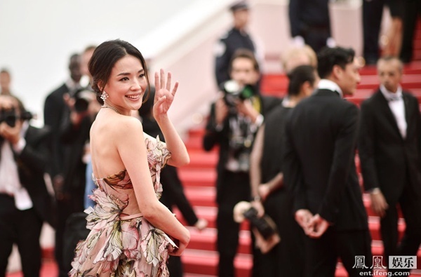 Tối 24/5 (theo giờ địa phương), Thư Kỳ xuất hiện trên thảm đỏ bế mạc LHP Quốc tế Cannes lần thứ 68. Cô gợi cảm trong bộ đầm của Elie Saab, khoe bờ vai trần quyến rũ. 