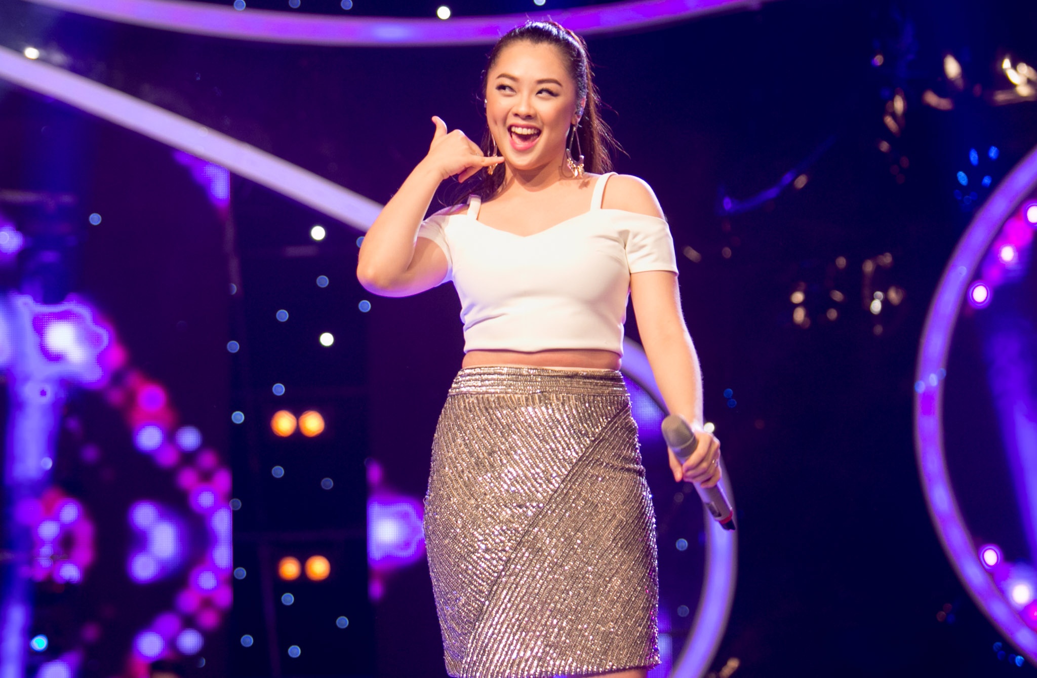 Nguyễn Ngọc Khánh Tiên - hot girl của Thần tượng âm nhạc Việt Nam 2015 - cho thấy sự thông minh khi quyết định thử sức với hit Call me maybe, bài hát có tiết tấu vui tươi cùng ca từ dễ thương. Thế nhưng, cô mắc lỗi hát nhanh hơn nhạc, do bị cuốn theo không khí sôi động tại trường quay.