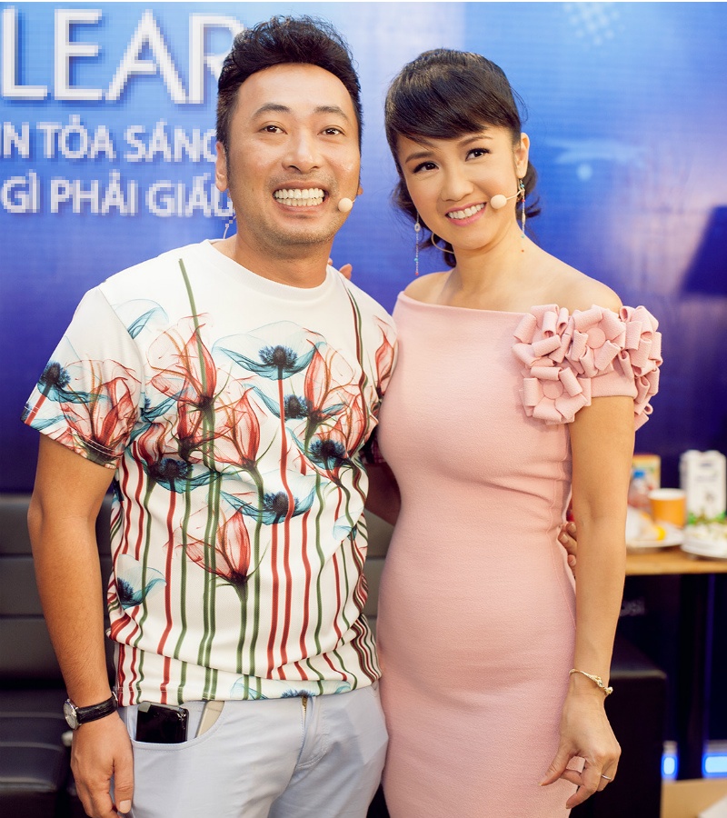 “Cô Bống” hào hứng chụp ảnh lưu niệm cùng đạo diễn Nguyễn Quang Dũng.