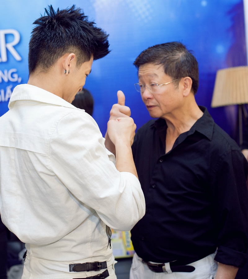 Theo chia sẻ của hot boy Việt kiều cùng Zing.vn, không chỉ bố mà các thành viên còn lại trong gia đình cũng về Việt Nam kể từ vòng Studio để tiếp sức cho anh. Trong ảnh, hai bố con Trọng Hiếu tranh thủ cụng tay trước lúc thí sinh 23 tuổi lên sân khấu thể hiện phần thi.