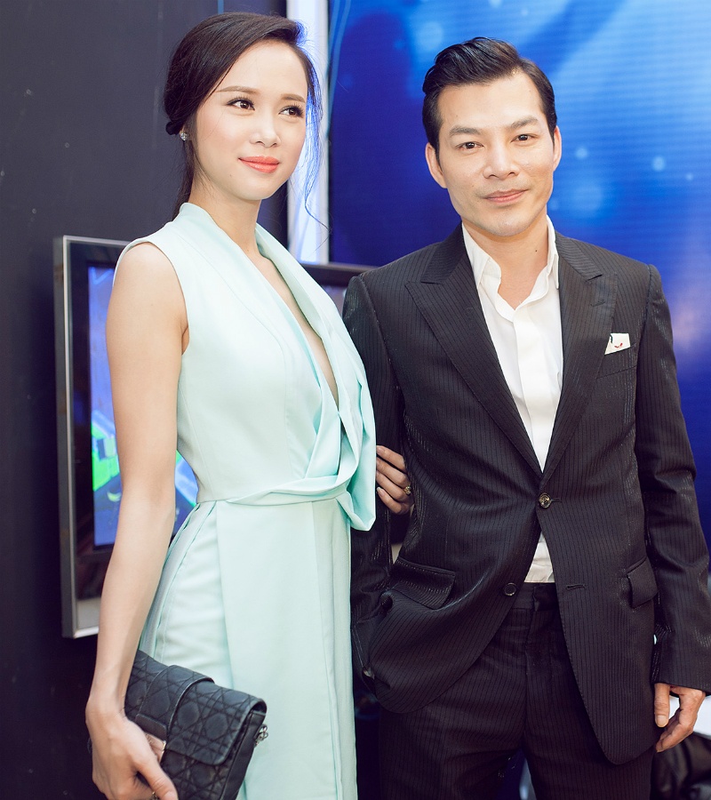 Diễn viên Trần Bảo Sơn bất ngờ xuất hiện tình tứ bên Vũ Ngọc Anh - Top 5 Hoa hậu Việt Nam 2012 - ở hậu trường chương trình. Sau khi đóng chung trong bộ phim điện ảnh Quyên (sắp ra mắt - PV), thời gian gần đây, cả hai vướng nghi vấn phim giả, tình thật.