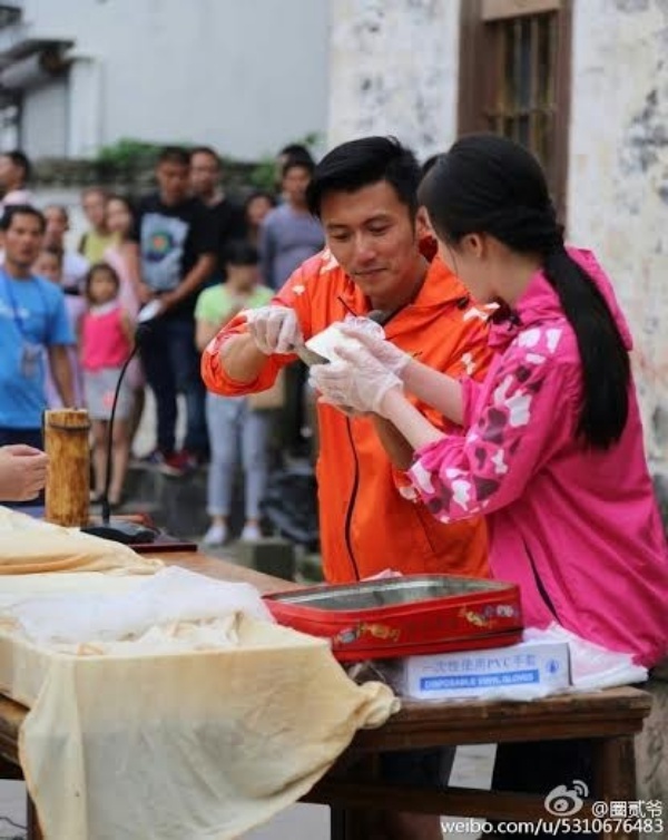 Ngày 24/5 là sinh nhật tròn 35 tuổi của Trương Bá Chi, trước câu hỏi về người xưa, Tạ Đình Phong không trả lời. Anh nói: “Đây là buổi ghi hình chương trình, tôi không nói về chuyện cá nhân”.