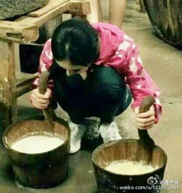 Nữ diễn viên sinh năm 1986 chia sẻ đây là lần đầu tiên cô tập tành xay xát. Trang QQ hài hước: “Dương Mịch như nàng Tây Thi đậu phụ”.