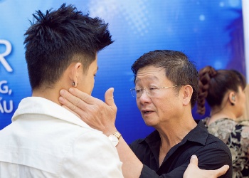 Bo Trong Hieu dong vien con trai o hau truong Vietnam Idol hinh anh