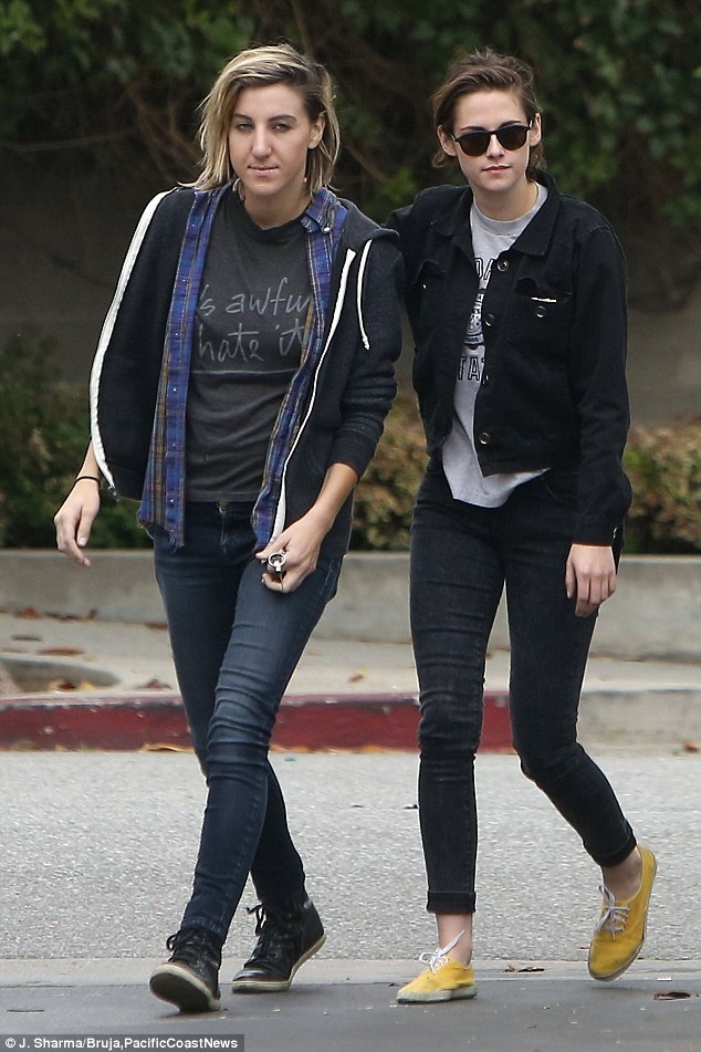 Hôm 25/5, Kristen Stewart bị bắt gặp đi ăn trưa cùng cô bạn thân Alicia Cargile ở Los Angeles. Đi cùng cặp đôi là một vệ sĩ riêng. Alicia đang vướng tin đồn là người yêu của nữ diễn viên Chạng vạng. 