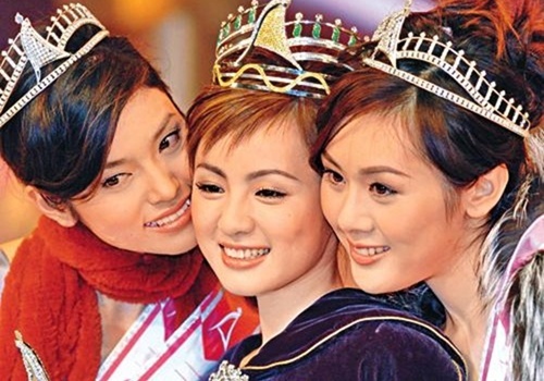 Hoa hau chau A bi lua di khach hinh anh