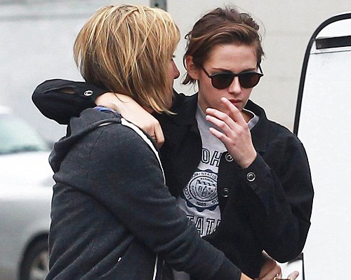 Kristen Stewart than mat voi ban gai tren pho hinh anh