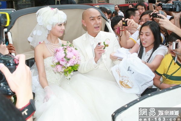 Trương Vệ Kiện từng bỏ thuốc lá với mong ước được “lên chức”. Nhưng giờ ở tuổi 50, anh không còn nghĩ đến ước mơ gia đình và tiếng cười con trẻ. Trương Tây sau hai lần sảy thai đã không thể thụ thai.