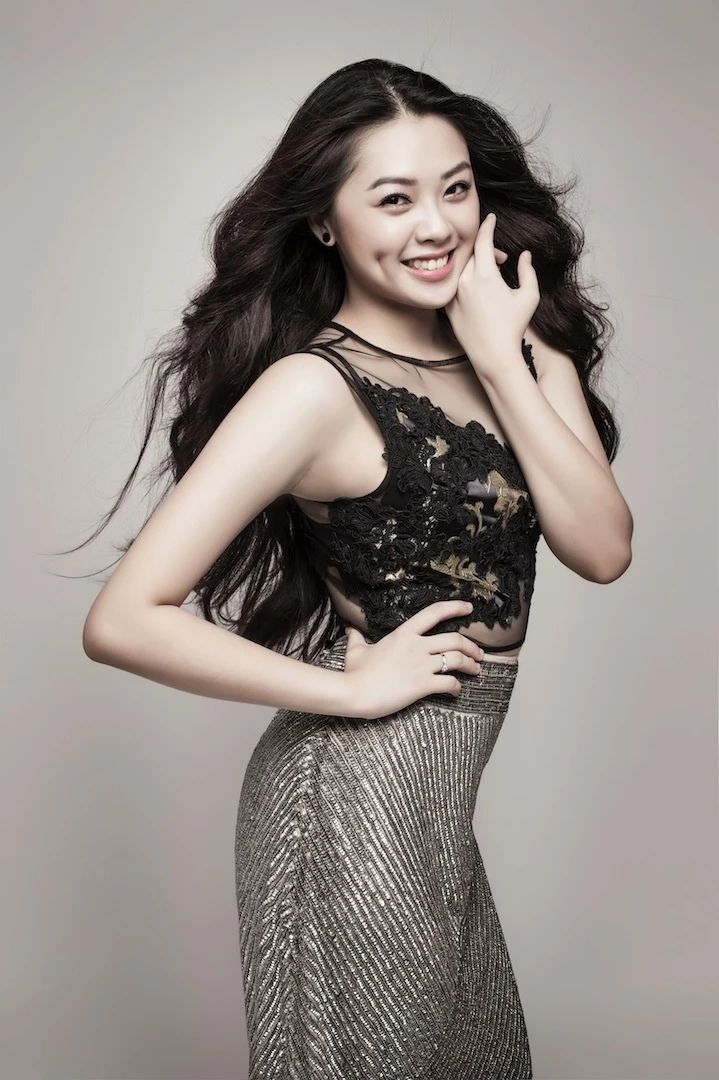 Nguyễn Ngọc Khánh Tiên là thí sinh cuối cùng trong top 8. Cô sinh viên trường ĐH Sân khấu - Điện ảnh TP HCM sở hữu ngoại hình xinh xắn như hot girl, tuy nhiên, thí sinh này lại không có chất giọng tốt. Giọng hát của Khánh Tiên chỉ dừng ở mức dễ thương, tạm nghe được. Ở đêm thi tuần trước, cô hát nhanh hơn nhạc vì bị cuốn theo hiệu ứng cuồng nhiệt ở trường quay.