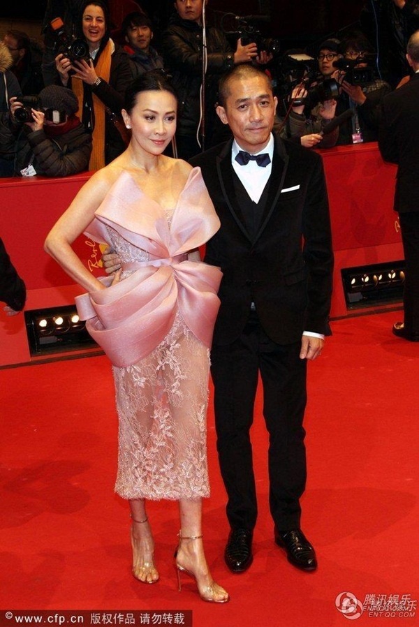 Nhưng cuộc hôn nhân của họ gặp không ít tin đồn rạn nứt. Nguyên nhân cũng bởi Lưu Gia Linh không có ý định sinh con. Cô giờ đã ở tuổi 50 không còn khả năng thụ thai. Có tin đồn, mẹ Lương Triều Vỹ khó chịu vì cô con dâu cá tính không sinh cháu nên mối quan hệ giữa hai người khá bế tắc. Trong khi đó, người đẹp của Nghĩa bất dung tình khẳng định Lương Triều Vỹ chủ động trì hoãn việc sinh con. Cặp đôi dự định sẽ quyên góp toàn bộ tài sản cho tổ chức từ thiện.