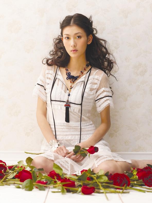 Lý Thể Hoa rời công ty, đền bù hợp đồng vì bị ép phục vụ tình dục.