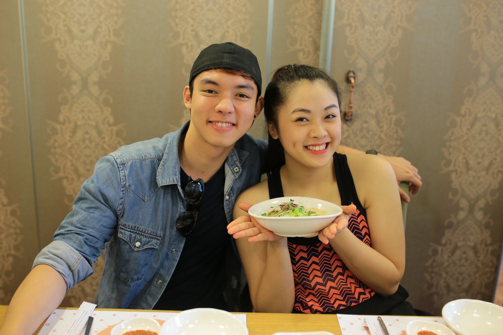 Phạm Nguyễn Duy, Nguyễn Ngọc Khánh Tiên - cặp hot boy, hot girl của Vietnam Idol mùa 6 - thân thiết cùng nhau.