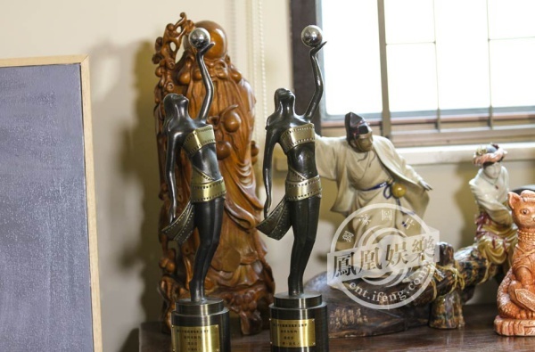 Thiệu Âm Âm nâng niu từng giải thưởng đạt được trong quá khứ. Bà từng nhận giải Nữ diễn viên phụ xuất sắc nhất tại Kim Tượng lần thứ 30. Sau khi thành danh ở dòng phim chính thống, bà bất ngờ chuyển hướng đóng phim cấp ba và trở thành ngôi sao nóng bỏng đình đám thời bấy giờ.