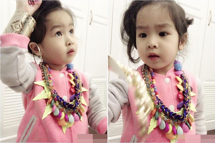 Công chúa đầu lòng của vợ chồng huấn luyện viên The Voice Kids còn dùng trộm nữ trang và đồ trang điểm của mẹ. Mỗi khi được chụp ảnh, Mina cũng rất linh hoạt khi tạo dáng. 