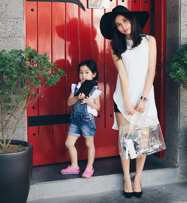 “Cải Bắp” Lưu Hương Giang từng tiết lộ, con gái 4 tuổi Mina rất thích làm điệu và tạo dáng như người mẫu nhí. 