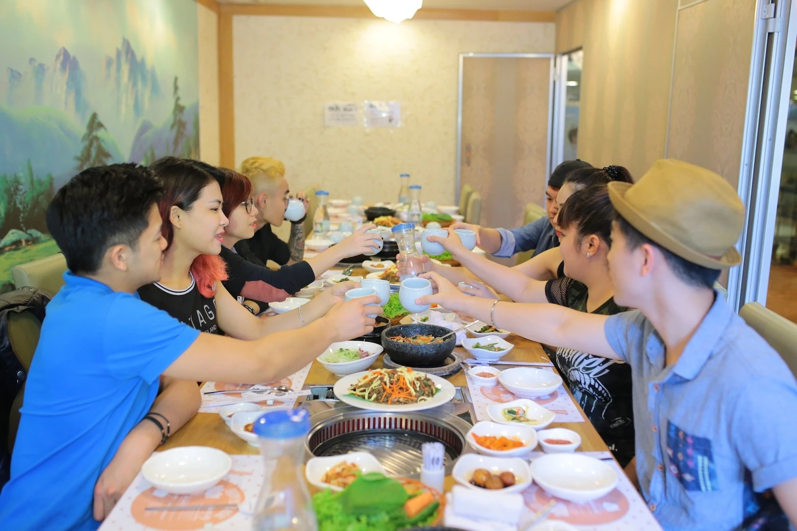 Sau buổi trò chuyện, 8 thí sinh được “cô giáo” mời dùng bữa cơm thân mật cùng mình.