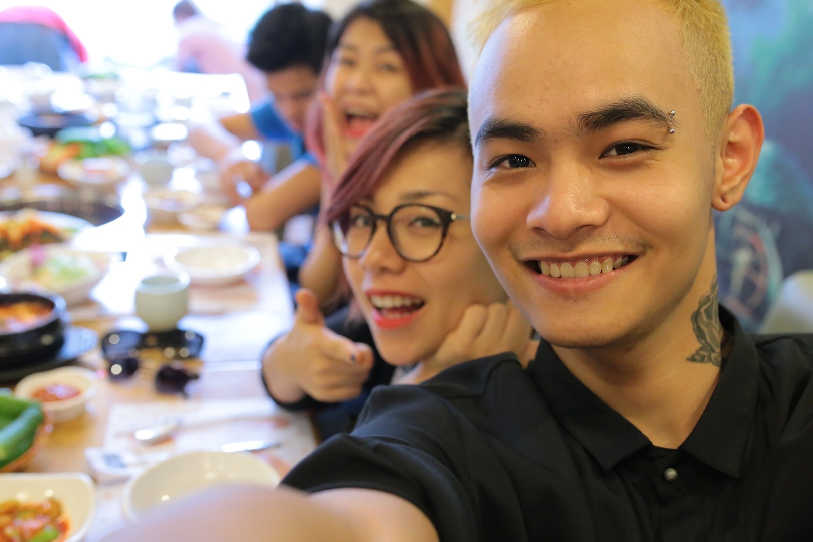 Chàng “ma cà rồng” Nguyễn Ngọc Việt phấn khích chụp ảnh tự sướng cùng những người bạn thân thiết trong ngôi nhà chung.