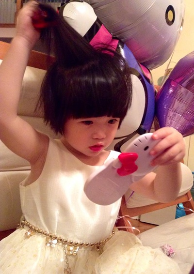 Cô bé đã biết soi gương, dùng son môi cũng như mặc đẹp như một công chúa nhỏ. Gần đây, Nguyệt Cát thường xuyên được mẹ đưa đến các sự kiện của showbiz.   