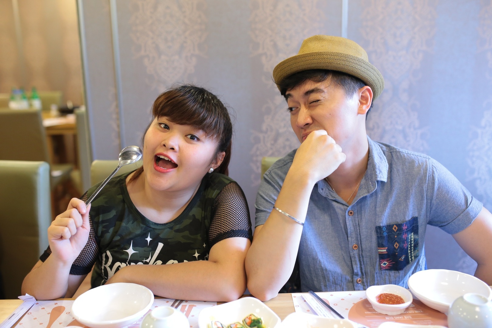 Cô gái mũm mĩm Bích Ngọc tinh nghịch tạo dáng bên thầy giáo điển trai Minh Quân.