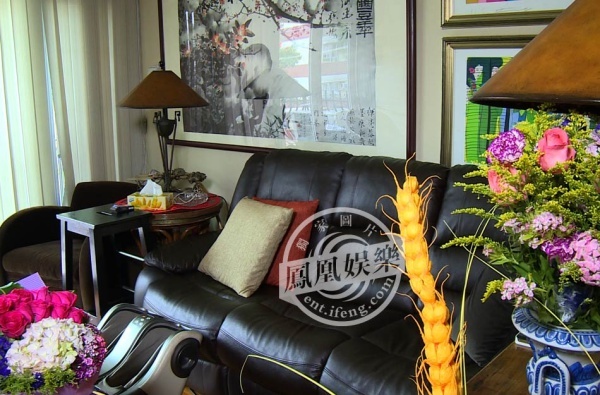 Phòng khách trang trí đơn giản với nội thất nhập khẩu từ châu Âu.