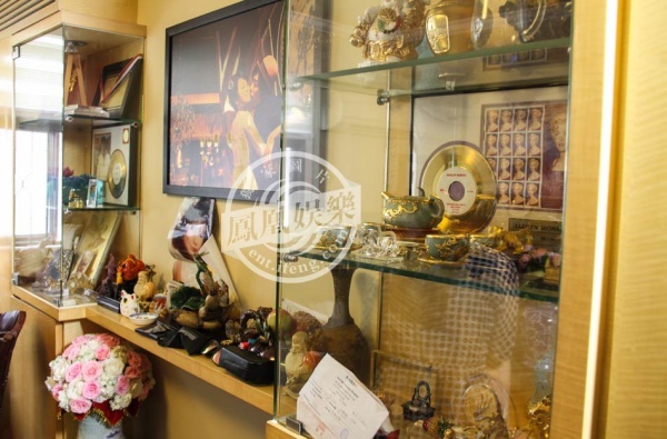 Một góc phòng với tủ đồ lưu niệm của gia chủ.