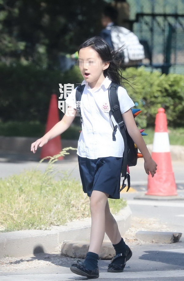  Lý Yên có nhiều nét giống ông bố nổi tiếng Lý Á Bằng hơn là mẹ.