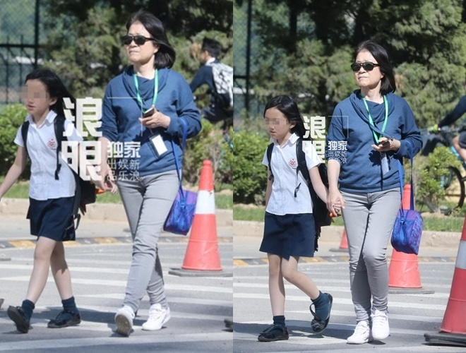 Cô bé nắm chặt tay bà khi tan trường.