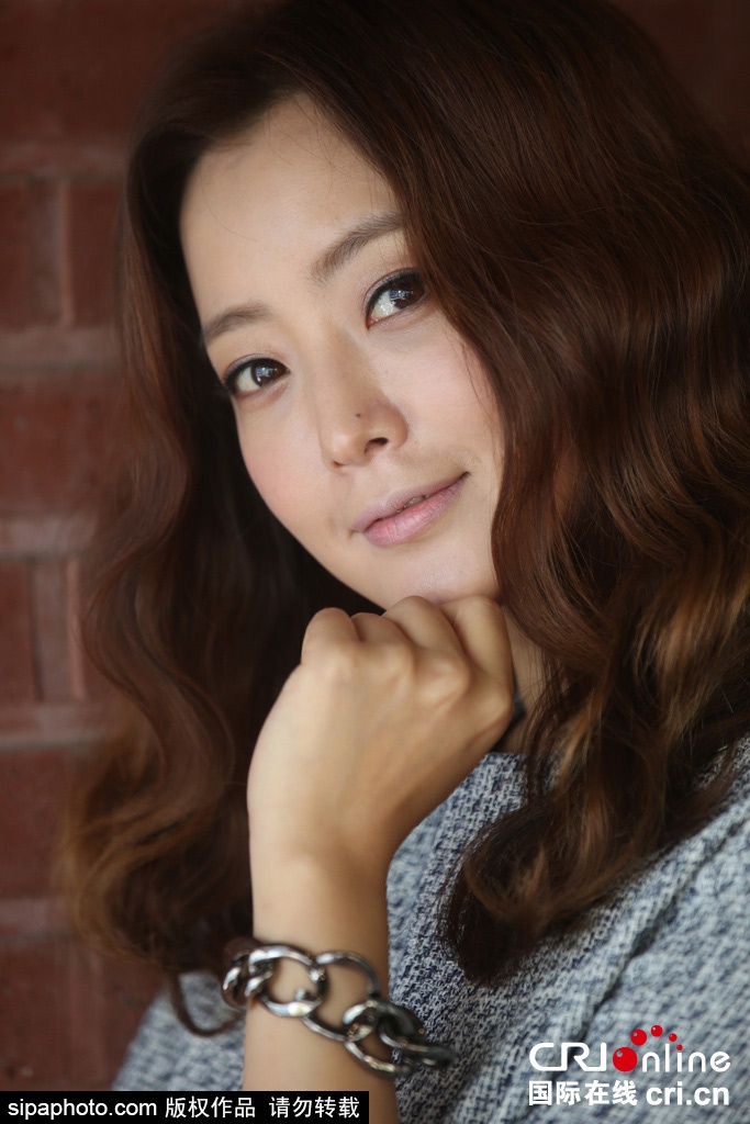 Kim Hee Sun: U40 Kim Hee Sun vừa vào vai một bà mẹ giả làm học sinh trong Angry Mom. Khán giả sau khi xem phim còn tưởng nhân vật mẹ con trong phim chỉ là chị em.