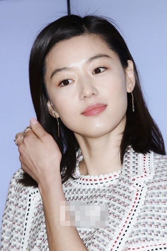 Jeon Ji Hyun: Cô nàng Chun Song Yi ngày càng tròn trịa hơn, nhưng lại có nét đẹp của trẻ thơ. Khi đóng cùng Kim Soo Hyun, anh chàng kém cô đến 7 tuổi, độ tương xứng về ngoại hình giữa hai người là điểm thần kỳ về nhan sắc của Jeon Ji Hyun.