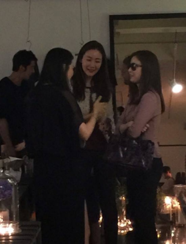 Kim Tae Hee tranh thủ tụ tập với bạn bè. Có thể nhận ra cô đứng cùng Choi Ji Woo, Honey Lee.