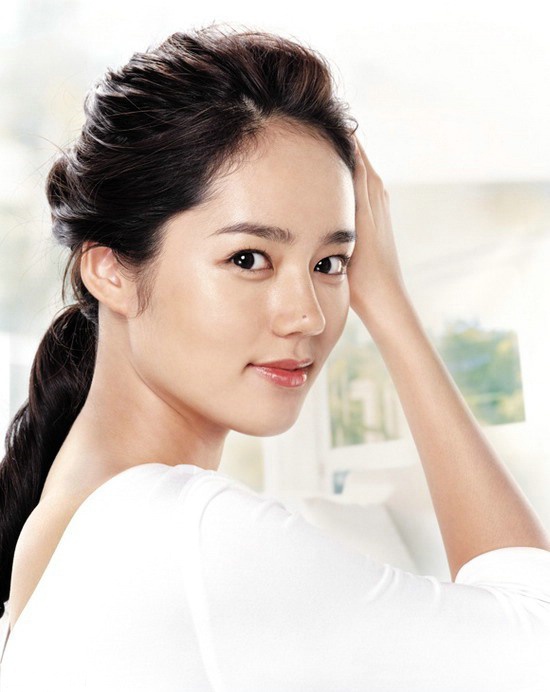 Han Ga In: Nhan sắc trẻ trung, không bị thời gian làm mờ nhạt là ưu điểm lớn nhất của nữ diễn viên Mặt trăng ôm mặt trời. Han Ga In năm nay 33 tuổi, nhưng nhìn chỉ như 23. Cô đã kết hôn gần 10 năm nhưng đến giờ vẫn chưa có con.