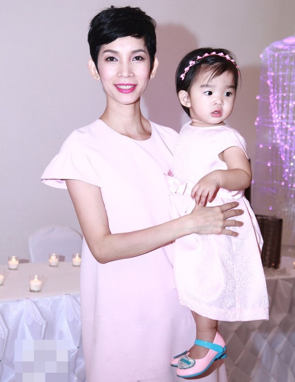 Khi mới được vài tháng tuổi, cô bé Thỏ đã được mẹ Xuân Lan đưa đi dự sự kiện giải trí. 