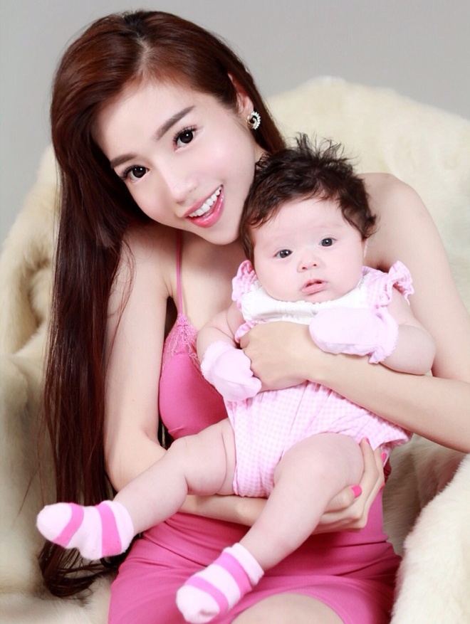 Tháng 10/2014, sau nhiều tháng tin đồn đã có con dấy lên, cựu hot girl kiêm diễn viên Elly Trần xác nhận cô đã làm mẹ của một công chúa nhỏ. Trong bài phỏng vấn với Zing, người đẹp sinh năm 1987 chia sẻ cô sinh hạ con gái đầu lòng hồi tháng 8 và bố em bé là người châu Âu. 