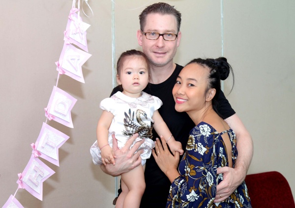 Cô bé được khen ngợi khá giống mẹ Đoan Trang. Vài tháng sau đó, Đoan Trang đưa bé Sol đến một sự kiện vui Tết Trung thu dành cho thiếu nhi. Đầu tháng 4 vừa rồi, bé Sol vừa tròn 1 tuổi. 