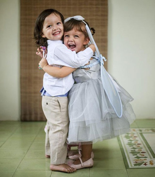 Một ngày sau, Hồng Nhung mới đăng ảnh công chúa hoàng tử đã lớn khôn. Sau khi ra mắt công chúng, Tôm – Tép nhận được sự yêu quý của công chúng vì nét hồn nhiên và tình cảm anh em thân thiết. 