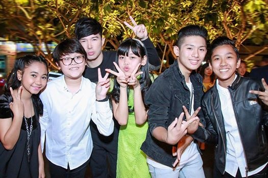 Trước đó vài tiếng, trong một status khác, nam người mẫu - ca sĩ khoe hình chụp chung với các thí sinh The Voice Kids phiên bản Việt mùa 2 như Thiên Nhâm, Thế Lân, Minh Trường… và tự nhận mình người nhỏ tuổi nhất. 