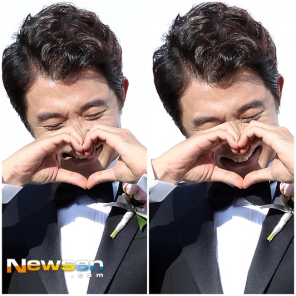 Tài tử “Ước mơ vươn tới một ngôi sao” tạo biểu tượng trái tim đầy hạnh phúc.