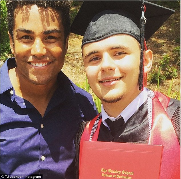 Anh họ Prince là nam ca sĩ T.J. Jackson cũng đến dự lễ tốt nghiệp của người em.