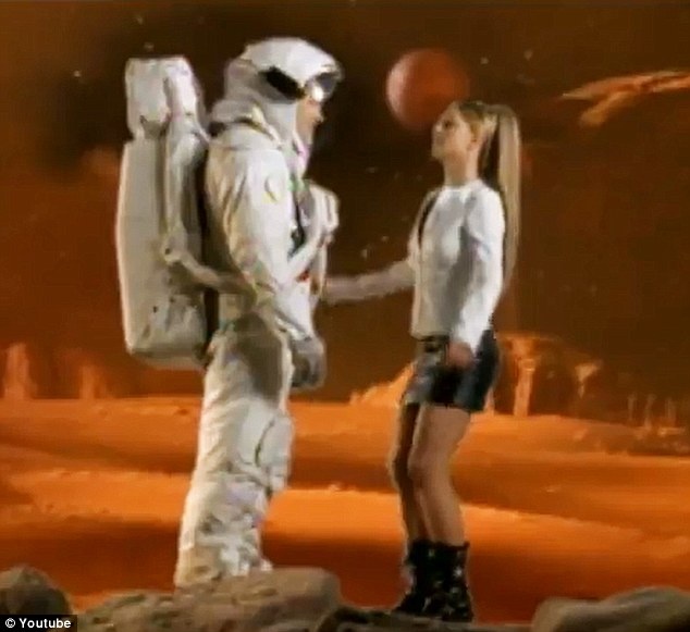 Giọng nam trong đoạn hội thoại của Oops!... I Did It Again chính là của nhà sản xuất Max Martin. 