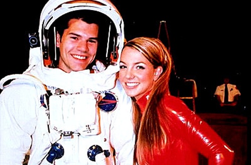 Anh chàng nhà phi hành điển trai trong MV tên là Eli Swanson hiện đang làm công việc bác sĩ phẫu thuật ở Phoenix. 