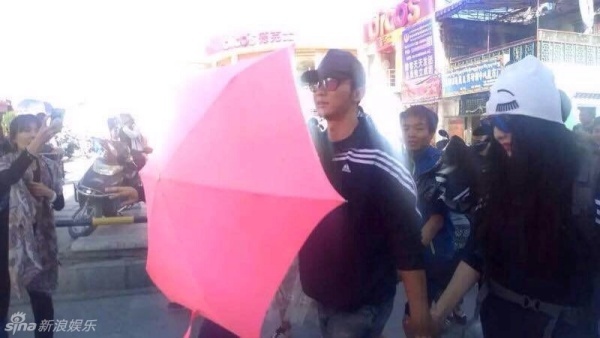 Lý Thần chủ động che chắn cho người yêu.